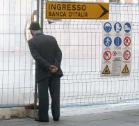 Il classico signore anziano che guarda i lavori in cantiere