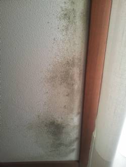 Montaggio degli infissi eseguito senza isolamento Montaggio degli infissi eseguito senza isolamento